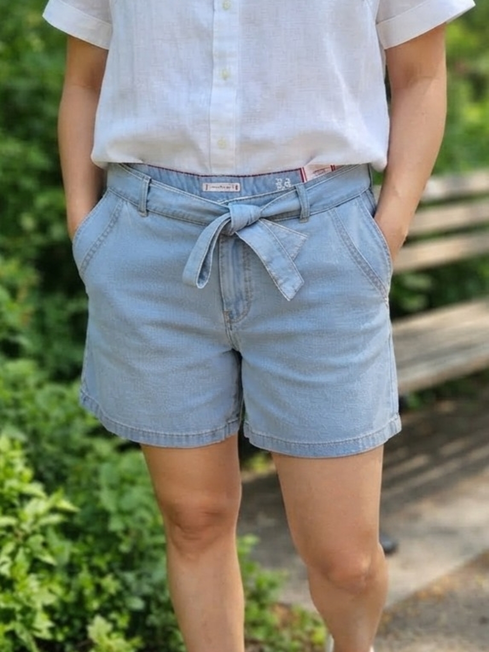 Tommy Hilfiger Women’s High-Rise Light Wash Denim Chino Shorts 6" Size 8